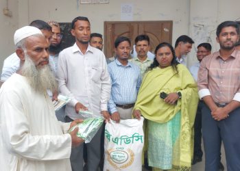 ঝালকাঠিতে কৃষকদের মাঝে শীতকালীন সবজির বীজ ও সার বিতরণ