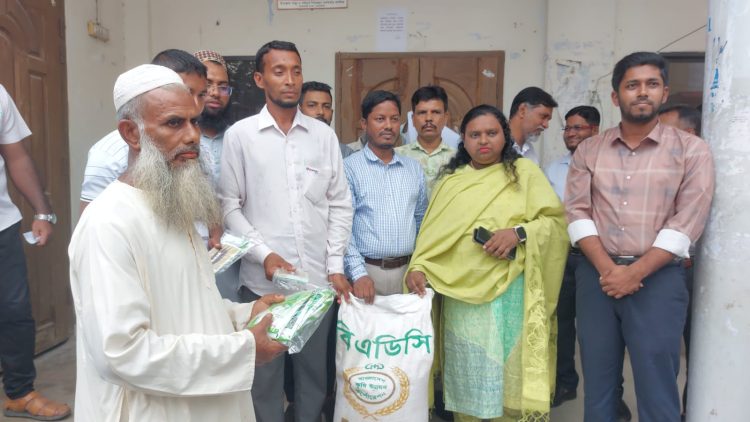 ঝালকাঠিতে কৃষকদের মাঝে শীতকালীন সবজির বীজ ও সার বিতরণ