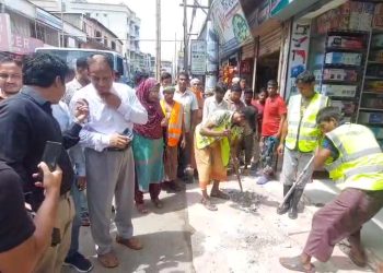 ঝালকাঠিতে কৃষকদের মাঝে শীতকালীন সবজির বীজ ও সার বিতরণ