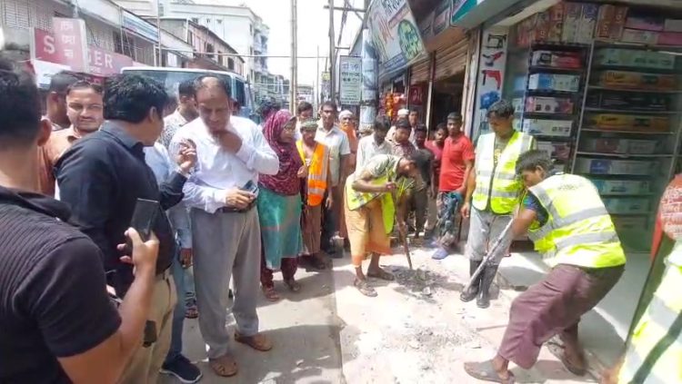 ঝালকাঠিতে কৃষকদের মাঝে শীতকালীন সবজির বীজ ও সার বিতরণ