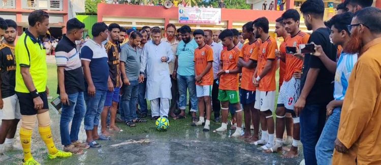 রাজাপুরে আরাফাত রহমান কোকো স্মৃতি ফুটবল টুর্নামেন্ট