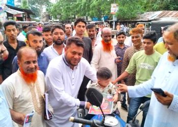 রাজাপুরে গোলাম আজম সৈকতের গণসংযোগ ও লিফলেট বিতরণ