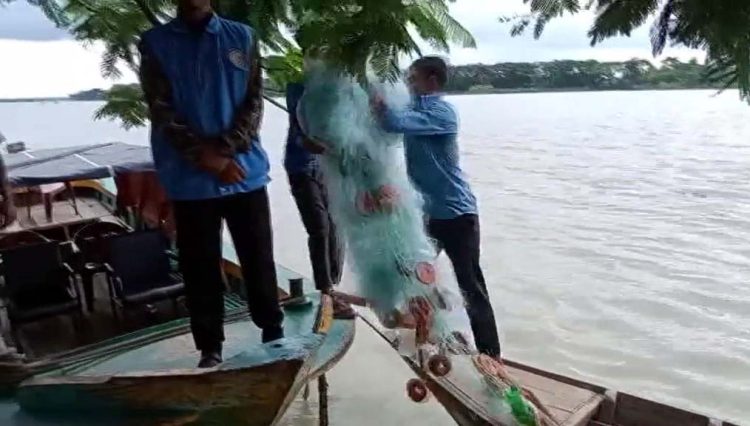 ঝালকাঠির সুগন্ধা ও বিষখালী নদীতে ইলিশ শিকারের দায়ে ৭ জেলের কারাদন্ড