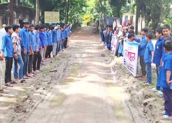 কাঠালিয়ায় স্কুলের মাঠ থেকে রাস্তা অপসারণের দাবিতে শিক্ষার্থী, এলাকাবাসীর মানববন্ধন ও বিক্ষোভ