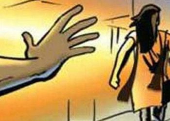 কাঠালিয়ায় ছাত্রী উত্ত্যক্তে বাঁধা দেয়ায় বখাটের হামলায় প্রধান শিক্ষকসহ আহত-৩