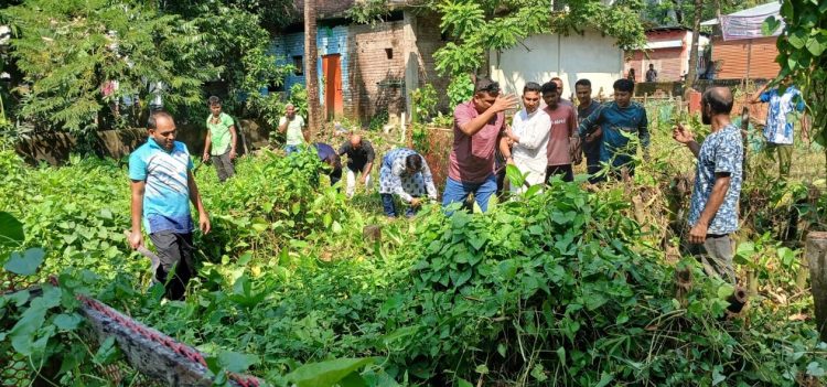 নলছিটি পৌরসভার মল্লিকপুর গোরস্থান পরিস্কার করলো পৌর স্বেচ্ছাসেবক দল
