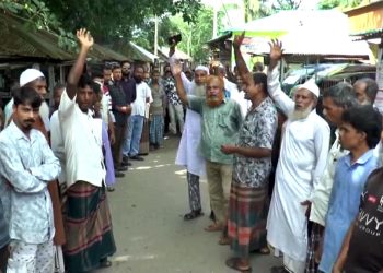 ডিলারের বিরুদ্ধে অতিরিক্ত টাকা নেওয়ার অভিযোগ, ঝালকাঠিতে খাদ্যবান্ধব কর্মসূচিতে অনিয়মের প্রতিবাদে মানববন্ধন