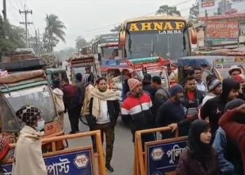 হাদি হত্যার বিচারের দাবিতে কুয়াকাটা–বরিশাল মহাসড়ক অবরোধ