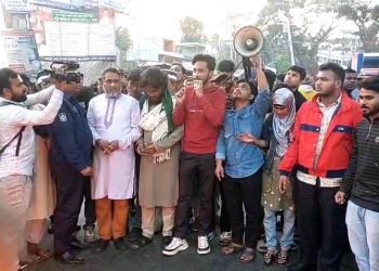 ওসমান হাদি গুলিবিদ্ধের প্রতিবাদে ঝালকাঠিতে ঘনটা ব্যাপী সড়ক অবরোধ