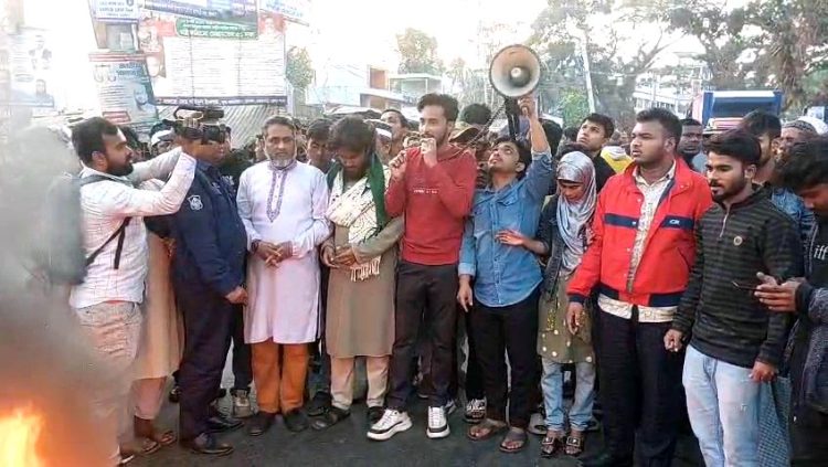 ওসমান হাদি গুলিবিদ্ধের প্রতিবাদে ঝালকাঠিতে ঘনটা ব্যাপী সড়ক অবরোধ
