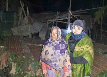 শীতে কষ্টে থাকা বিধবা আজিমন নেছাকে খাদ্য ও শীতবস্ত্র দিয়ে স্থায়ী ঘরের আশ্বাস দিলেন ইউএনও রিফাত আরা মৌরি