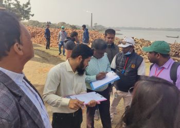 ঝালকাঠিতে পাঁচটি অবৈধ ইটভাটায় ১১ লাখ টাকা জরিমানা, গুঁড়িয়ে দেওয়া হলো অবৈধ স্থাপনা