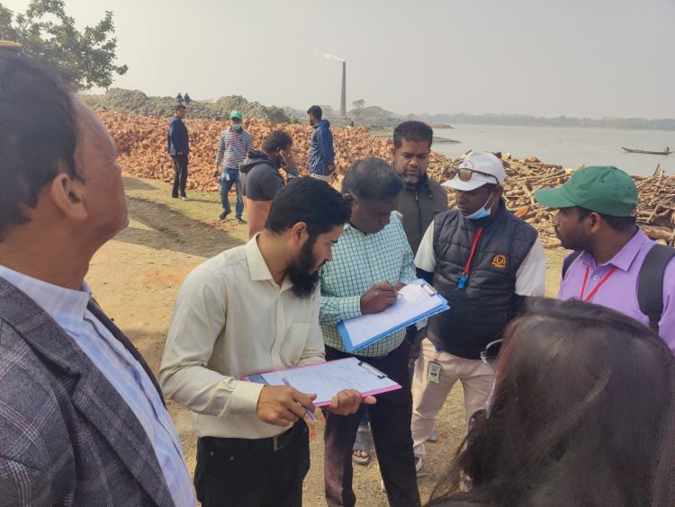 ঝালকাঠিতে পাঁচটি অবৈধ ইটভাটায় ১১ লাখ টাকা জরিমানা, গুঁড়িয়ে দেওয়া হলো অবৈধ স্থাপনা