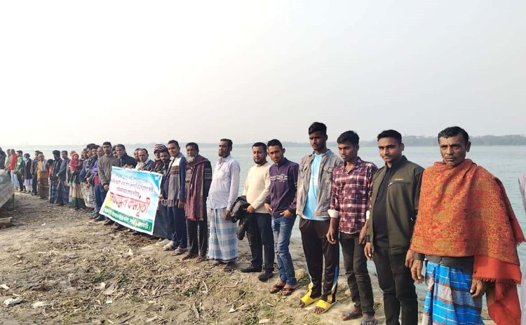 নলছিটিতে সুগন্ধা নদী ভাঙন রোধে কার্যকর উদ্যোগের দাবিতে মানববন্ধন