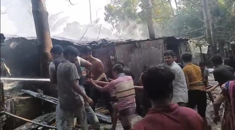 ঝালকাঠিতে আবাসন প্রকল্পে অগ্নিকাণ্ড, পুড়ে গেছে ১০টি ঘর