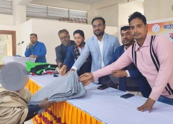 কাঠালিয়া প্রেসক্লাবের উদ্যোগে শীতার্তদের মাঝে কম্বল বিতরণ