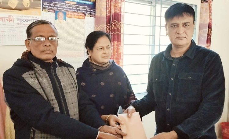 রাজাপুরে যুবদল নেতার ৩১ জন পরিক্ষার্থীর ফরম ফিলাপের অর্থ প্রদান