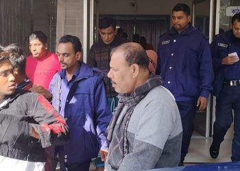 কাঠালিয়ায় চোরাই স্বর্ণালংকার ও নগদ টাকাসহ ৬ আসামীকে গ্রেফতার করছে পুলিশ