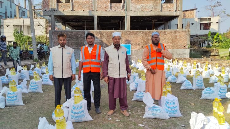 রাজাপুরে মাহে রমজান উপলক্ষে সুবিধা বঞ্চিত মানুষের মাঝে ইফতার সামগ্রী বিতরণ