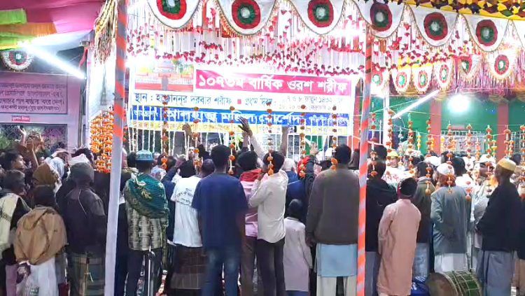 কাঠালিয়ায় আখেরি মোনাজাতের মধ্য দিয়ে হক্কের নুর দরবার শরীফের ৩ দিনের ওরশ শেষ