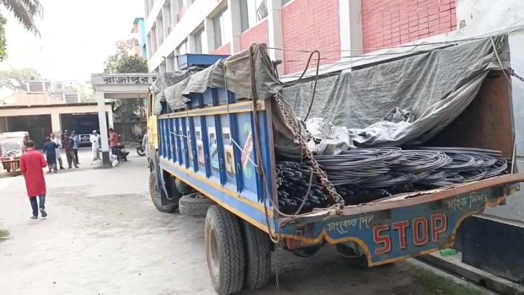 ঝালকাঠিতে রড বোঝাই ট্রাক জব্দ