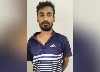 কাঠালিয়ায় ইয়াবা কারবারি যুবকের কামড়ে পুলিশের এস আই আহত