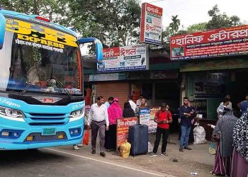 রাজাপুরে ঢাকা-চট্টগ্রামগামী বাসে বাড়তি ভাড়া, ভোগান্তিতে যাত্রীরা