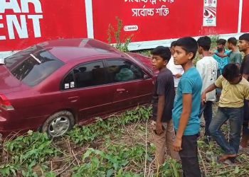 রাজাপুরে নৌ কর্মকর্তা’র প্রাইভেট কার খাদে, দেড় বছরের শিশু নিহত