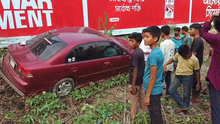 রাজাপুরে নৌ কর্মকর্তা’র প্রাইভেট কার খাদে, দেড় বছরের শিশু নিহত