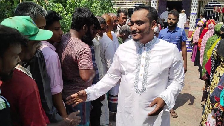 ঝালকাঠিতে ১৫ শত পরিবারের মাঝে ঈদ উপহার প্রদান