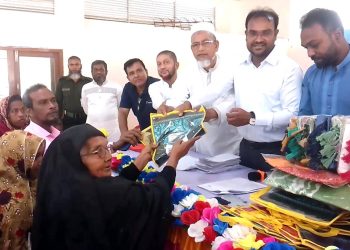 কাঠালিয়ায় প্রধানমন্ত্রীর ত্রান তহবিলের আর্থিক অনুদান শাড়ি-লুঙ্গি ও হাজী রুমাল বিতরণ