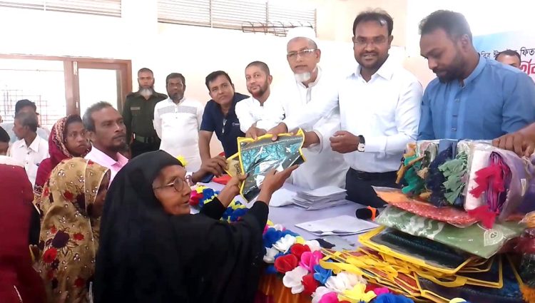 কাঠালিয়ায় প্রধানমন্ত্রীর ত্রান তহবিলের আর্থিক অনুদান শাড়ি-লুঙ্গি ও হাজী রুমাল বিতরণ
