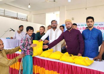কাঠালিয়া প্রেসক্লাবের উদ্যোগে শাড়ি-লুঙ্গি ও ঈদ সামগ্রী বিতরণ