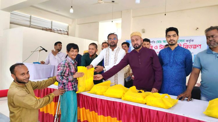 কাঠালিয়া প্রেসক্লাবের উদ্যোগে শাড়ি-লুঙ্গি ও ঈদ সামগ্রী বিতরণ