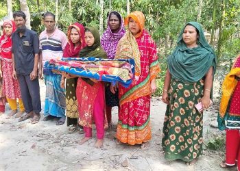ঝালকাঠিতে সন্তানের লাশ নিয়ে মানববন্ধনের দাড়িয়ে বিচার চাইলেন মা