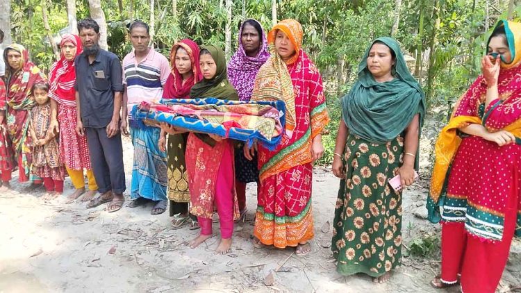 ঝালকাঠিতে সন্তানের লাশ নিয়ে মানববন্ধনের দাড়িয়ে বিচার চাইলেন মা