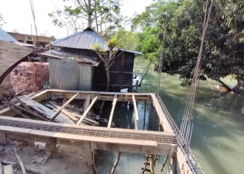 রাজাপুরে খাল দখল করে ভবন নির্মাণের অভিযোগ, প্রশাসনের ভাঙার নির্দেশ