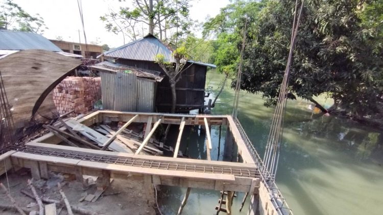 রাজাপুরে খাল দখল করে ভবন নির্মাণের অভিযোগ, প্রশাসনের ভাঙার নির্দেশ