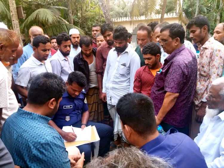 রাজাপুরে ঘর মেরামতের সময় টিনের চালা থেকে পা ফসকে পড়ে কাঠমিস্ত্রীর মৃত্যু