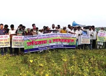 ঝালকাঠিতে ফসলি জমিতে ডাম্পিং স্টেশন স্থাপনের প্রতিবাদে মানববন্ধন 