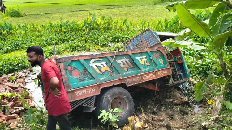 ঝালকাঠিতে ট্রলি উল্টে হেলপার নিহত