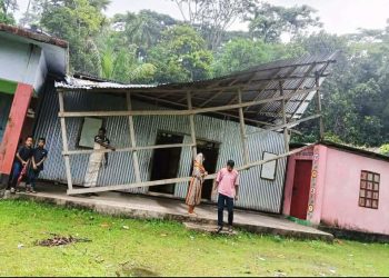 কালবৈশাখীর তাণ্ডবে বিদ্যালয়ের চাল উড়ে গেল, পাঠদান নিয়ে অনিশ্চয়তা