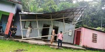 কালবৈশাখীর তাণ্ডবে বিদ্যালয়ের চাল উড়ে গেল, পাঠদান নিয়ে অনিশ্চয়তা