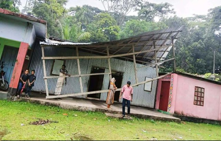 কালবৈশাখীর তাণ্ডবে বিদ্যালয়ের চাল উড়ে গেল, পাঠদান নিয়ে অনিশ্চয়তা