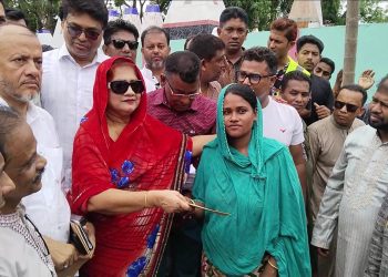 ঝালকাঠিতে অগ্নিকান্ডে ক্ষতিগ্রস্তদের আর্থিক সহয়তা প্রদান করলেন এমপি