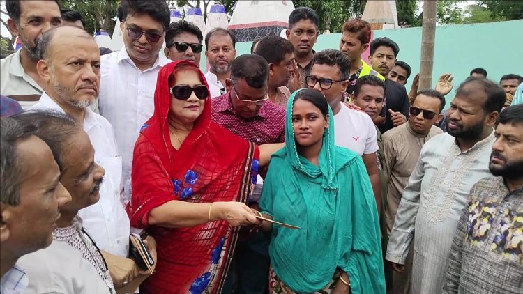 ঝালকাঠিতে অগ্নিকান্ডে ক্ষতিগ্রস্তদের আর্থিক সহয়তা প্রদান করলেন এমপি