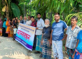 কাঠালিয়ায় ভেরিবাঁধা নির্মানে বাঁধা দেওয়ার প্রতিবাদে গ্রামবাসীর মানববন্ধনে ভূমিদস্যুদের হামলা