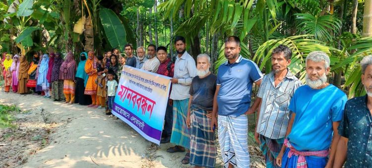 কাঠালিয়ায় ভেরিবাঁধা নির্মানে বাঁধা দেওয়ার প্রতিবাদে গ্রামবাসীর মানববন্ধনে ভূমিদস্যুদের হামলা