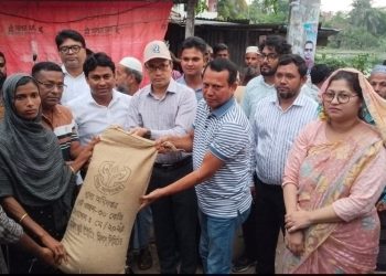 অগ্নিকাণ্ডে ক্ষতিগ্রস্ত ১৬ পরিবারকে জেলা প্রশাসনের সহায়তা