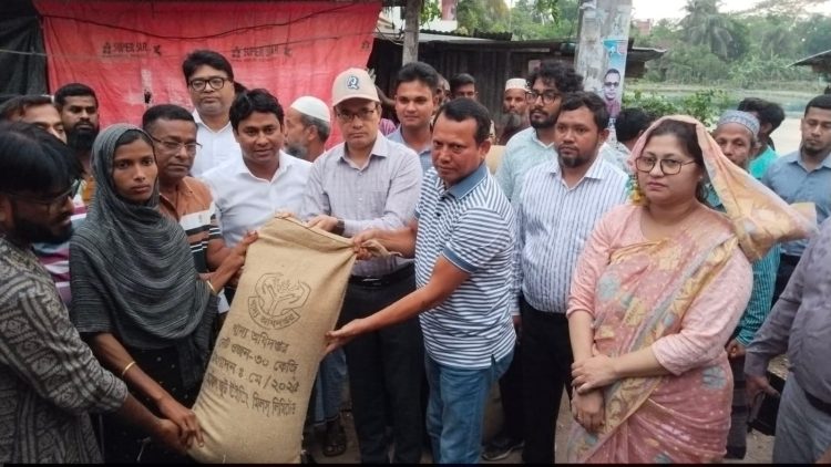 অগ্নিকাণ্ডে ক্ষতিগ্রস্ত ১৬ পরিবারকে জেলা প্রশাসনের সহায়তা